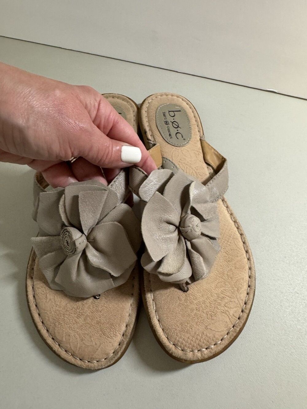 B.Ø.C. Born Concept Womens Sandals  Floral Thong Flip Flops 8 Beige Excellent